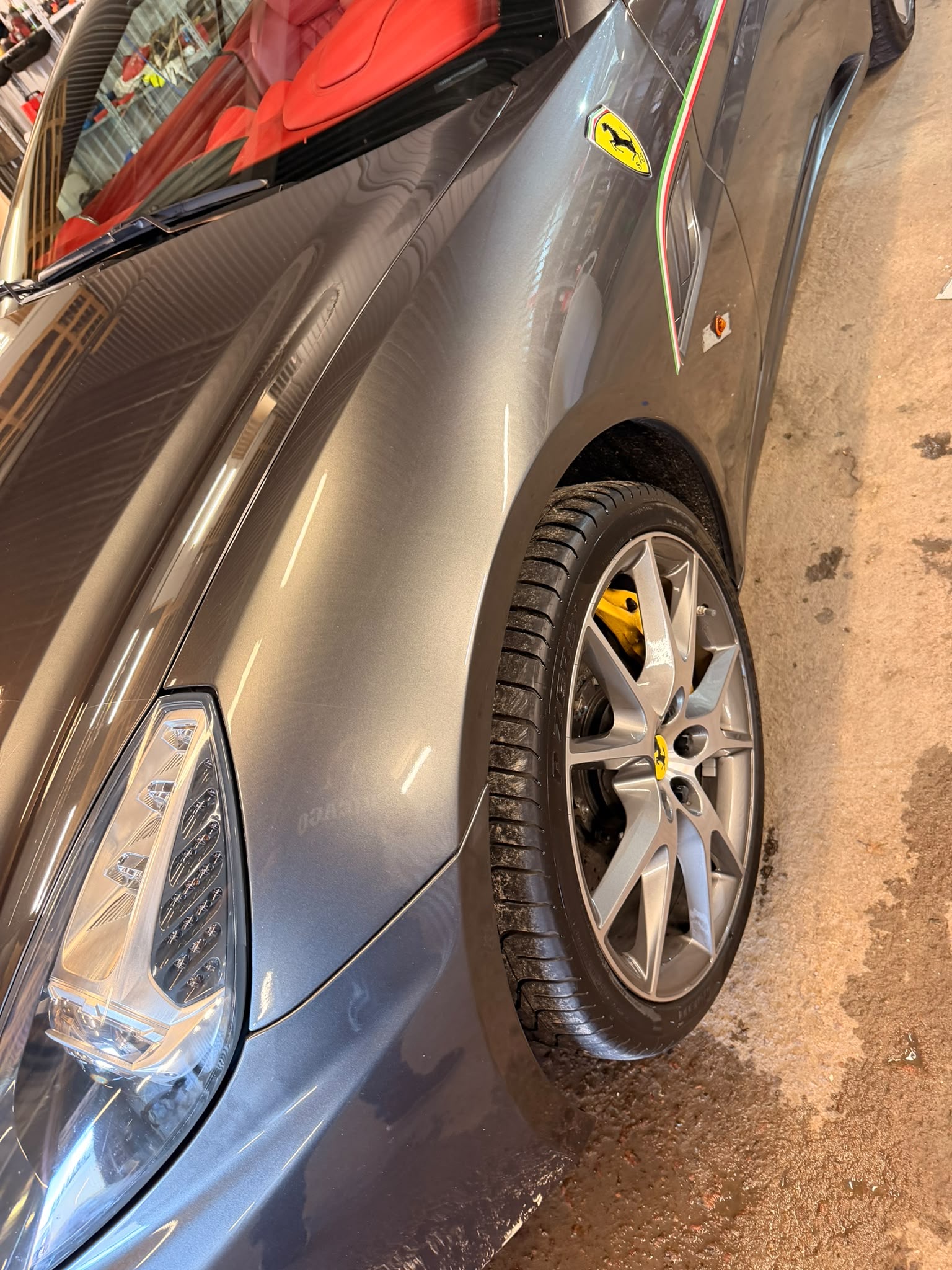 Detalj av välvårdad Ferrari