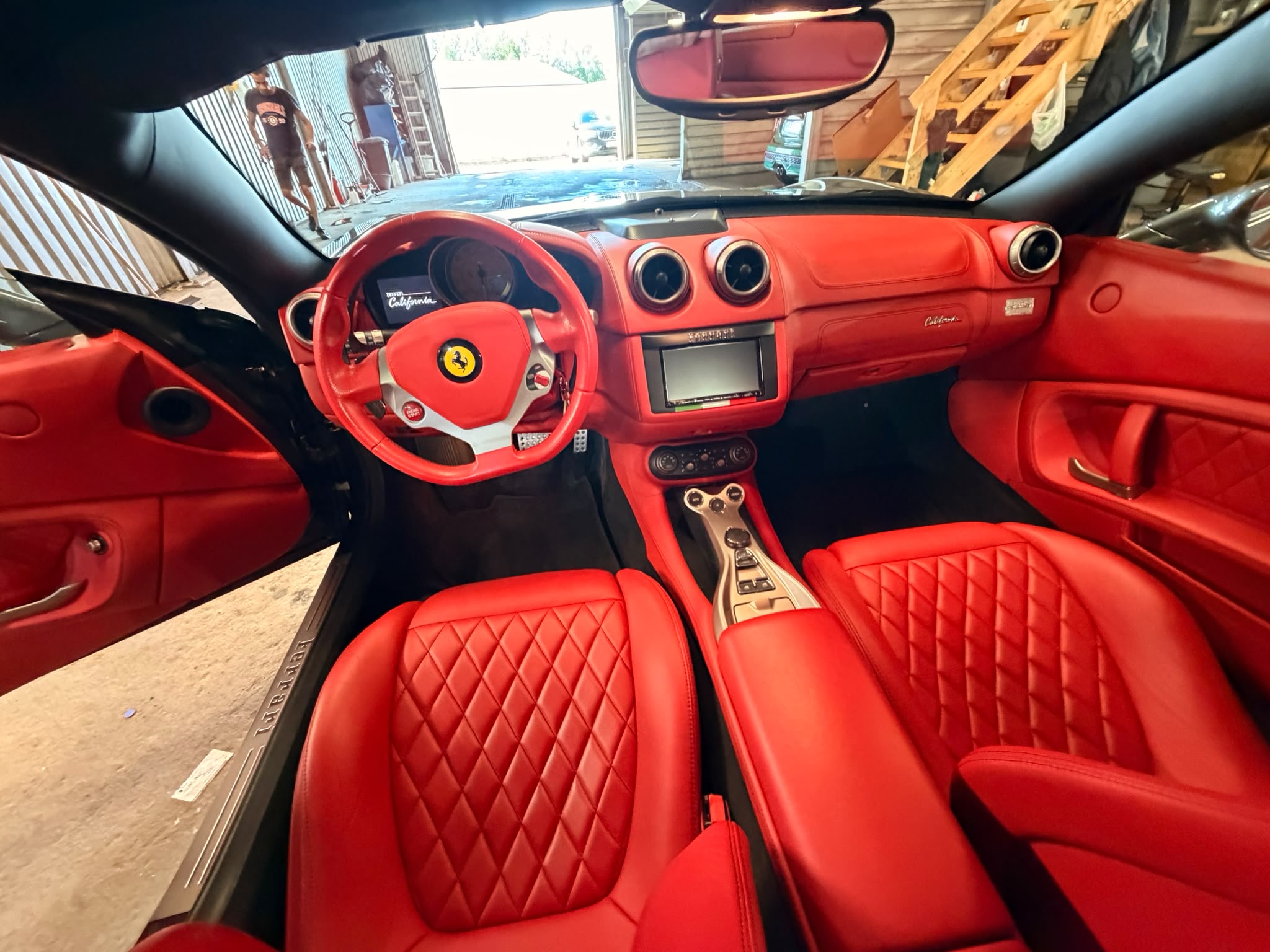 Ferrari med röd interiör